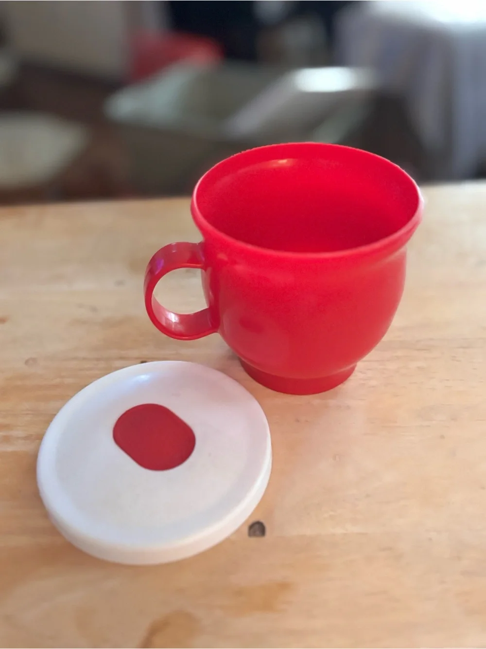 Campbell's Micro-Mug soup mug featuring a vented, twist-on lid and a side handle